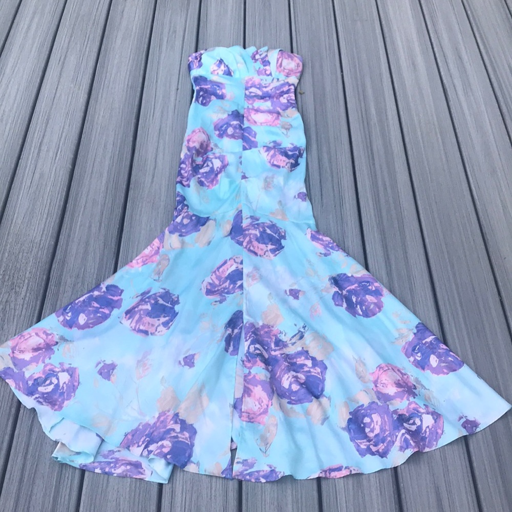 Gorgeous and vibrant fitted dress